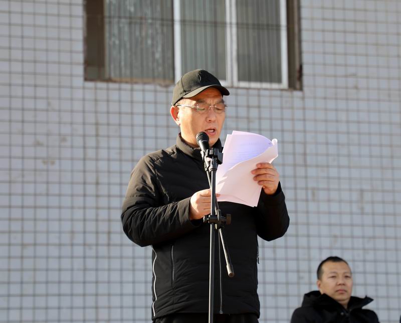 5、學生處處長寧榮璋宣讀學院對5名嚴重違紀學生給予開除學籍的決定.JPG 5、學生處處長寧榮璋宣讀學院對5名嚴重違紀學生給予開除學籍的決定.JPG