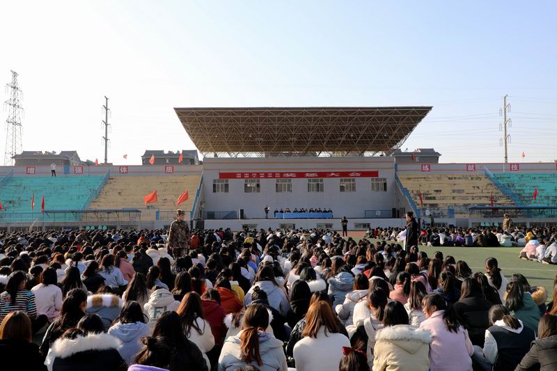 9、獎懲大會現(xiàn)�?.JPG
