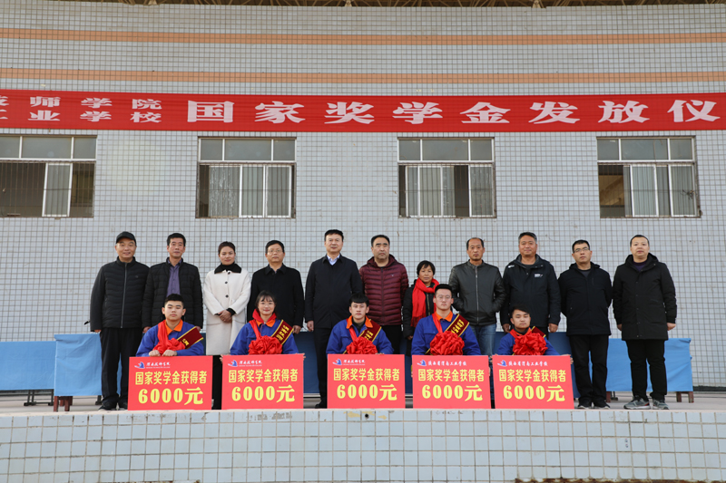 12、學(xué)院領(lǐng)導(dǎo)及學(xué)生家長與獲獎學(xué)生合影.JPG 12、學(xué)院領(lǐng)導(dǎo)及學(xué)生家長與獲獎學(xué)生合影.JPG