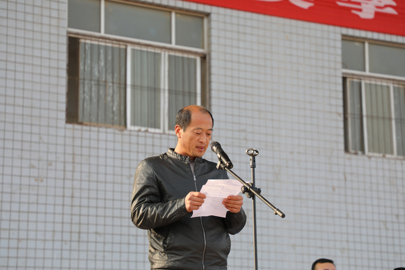 10、胡遼陽家長作為代表發(fā)言.JPG 10、胡遼陽家長作為代表發(fā)言.JPG