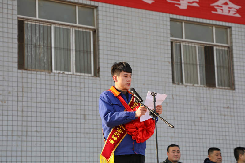 9、高機電1801班張雷代表獲獎學(xué)生發(fā)言.JPG 9、高機電1801班張雷代表獲獎學(xué)生發(fā)言.JPG