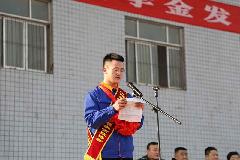 8、西航應(yīng)電1801班胡遼陽代表獲獎學(xué)生發(fā)言.JPG 8、西航應(yīng)電1801班胡遼陽代表獲獎學(xué)生發(fā)言.JPG