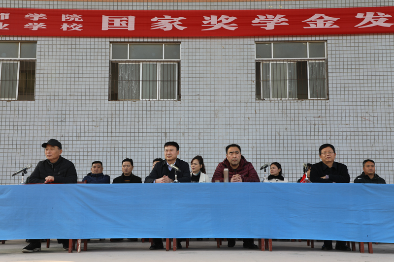 5、與會領(lǐng)導(dǎo)及家長代表.JPG 5、與會領(lǐng)導(dǎo)及家長代表.JPG