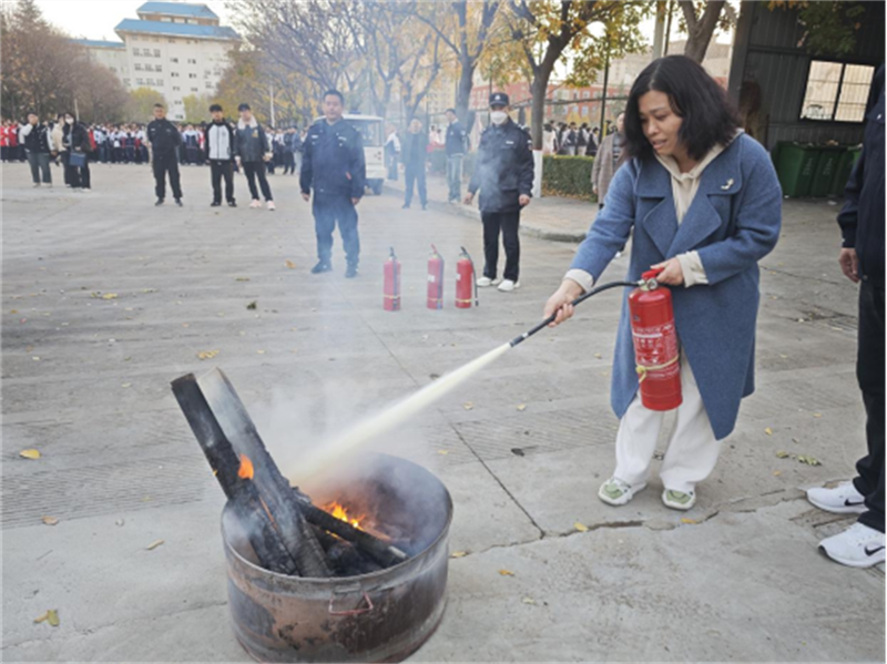 渭南工業(yè)學(xué)校綜合高中部消防逃生演練通訊�?1)899.png